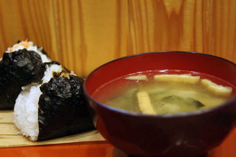 800px-Onigiri_and_miso_soup_by_OiMax_in_Tokyo