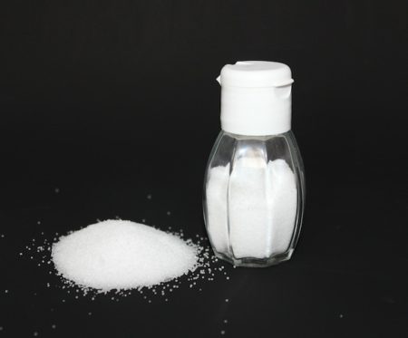 Table_salt_with_salt_shaker_V1