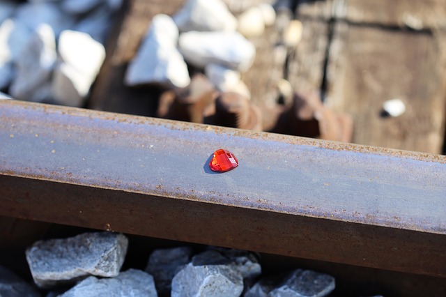 red-heart-on-railway-2678657_640