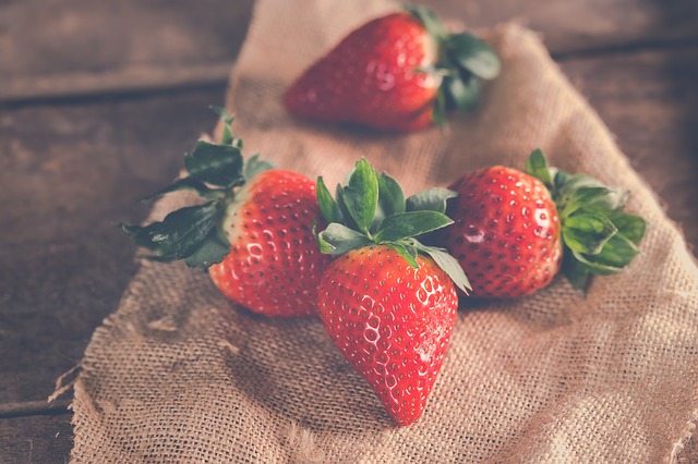 strawberries-3221094_640