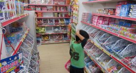 赤ちゃん、子どもに「買ってはいけない添加物の多い駄菓子原材料リスト」と、子どもの味覚を育むために「買ってもいい安全なお菓子リスト」。
