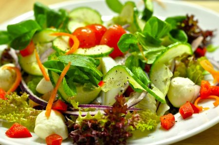 コンビニのサラダやカット野菜がシャキシャキな理由 あなたは 漂白剤で野菜を洗いますか 新鮮さ に隠された恐るべき添加物の実態