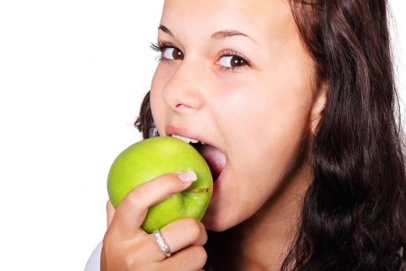 りんごを食べる女性