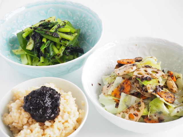 手前左：玄米ご飯に乗せた佃煮　左奥：青菜の佃煮和え　手前右：野菜炒め