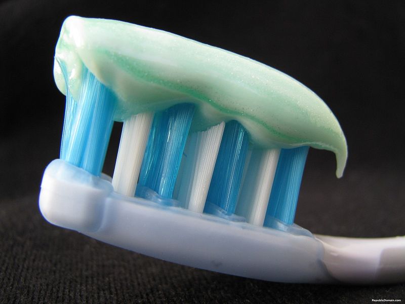 800px toothpaste and brush