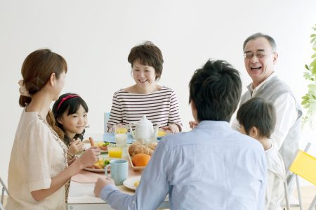 3世代家族の朝食風景