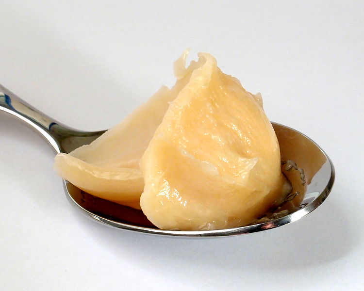 invert sugar cream on spoon