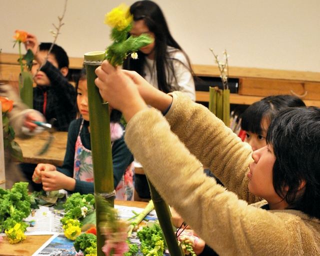 はじめての生け花の作り方 こどもと楽しむ簡単 基本の生け花を教えます