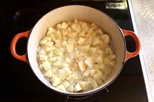 角切りにしたりんごを水で煮る