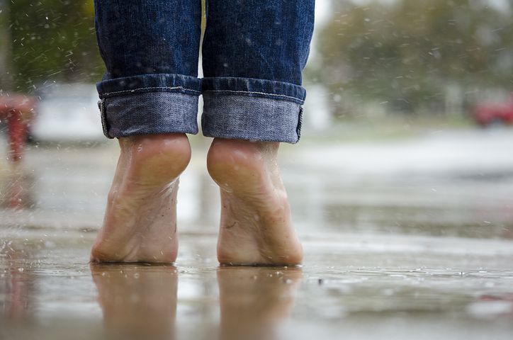 barefoot-1835661__480