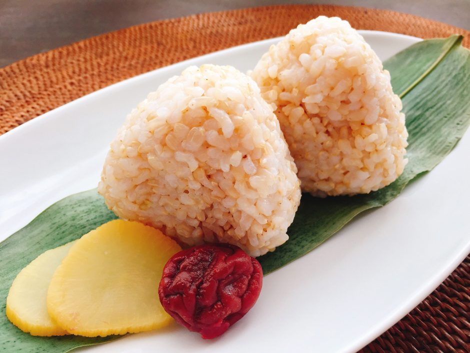 おむすびは日本人のための最強スーパーフード 元氣になりたい時に食べたい 玄米塩むすび の作り方 In You Organic Life To All The People おむすびは日本人のための最強スーパーフード 元氣になりたい時に食べたい 玄米塩むすび の作り方 In You Organic Life To All The People