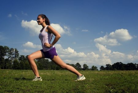 jeune-femme-sportive-jogging