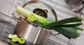 自炊をしていても1年間で4kg以上もの食品添加物を摂取している日本人。 昆布やお酢で食材から農薬や有害物質を軽減する方法