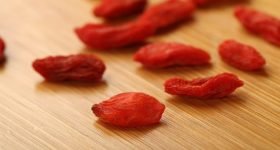足がつりやすいのは「血」不足=血虚が原因だった!東洋医学から見る、血不足におすすめな「クコの実はちみつ漬け」の作り方。