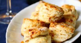 ワインに合う持ち寄りレシピ。30分で作れる卵・バター不使用クリスマスカラーの塩味スコーン。